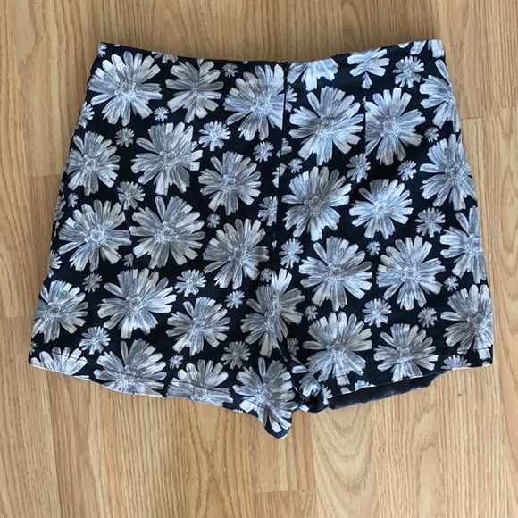 LF - paper heart black and white skort - Picture 2 of 4